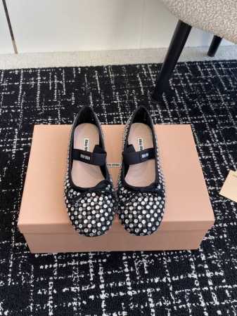 代购级 Miu Miu 缪缪 24ss 新款 澳钻 芭蕾舞鞋 缪家以芭蕾的灵动意韵融于日常. 以现代笔触刻画舞鞋经典轮廓！ 钻饰皮质款芭蕾舞鞋. 从经典日式鞋履 - 点击图像关闭