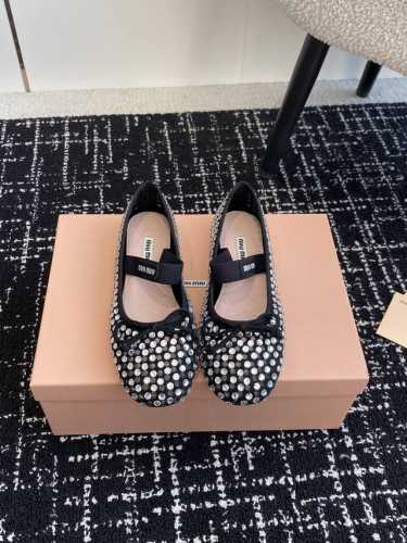 代购级 Miu Miu 缪缪 24ss 新款 澳钻 芭蕾舞鞋 缪家以芭蕾的灵动意韵融于日常. 以现代笔触刻画舞鞋经典轮廓！ 钻饰皮质款芭蕾舞鞋. 从经典日式鞋履
