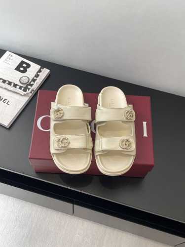 Gucci 春夏新品 双G钻扣皮面凉拖 这款凉鞋以Gg帆布匠心打造，缀饰一眼可辨的双G标识 配以浅金色调配件，为整个设计注入一抹精致优雅气息 百搭M多裙子 裤子