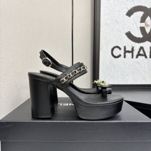 chane*｜小香25P春夏新品 双C链条系列夹脚拖鞋凉鞋 链条凉鞋今年的大爆款 已被它的美貌折服得随性自然 又有香家经典的霸道 从皮质到五金满满的高级感 上脚