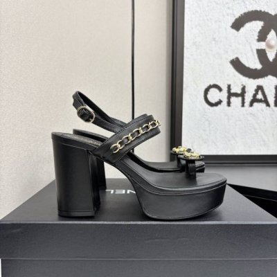chane*｜小香25P春夏新品 双C链条系列夹脚拖鞋凉鞋 链条凉鞋今年的大爆款 已被它的美貌折服得随性自然 又有香家经典的霸道 从皮质到五金满满的高级感 上脚