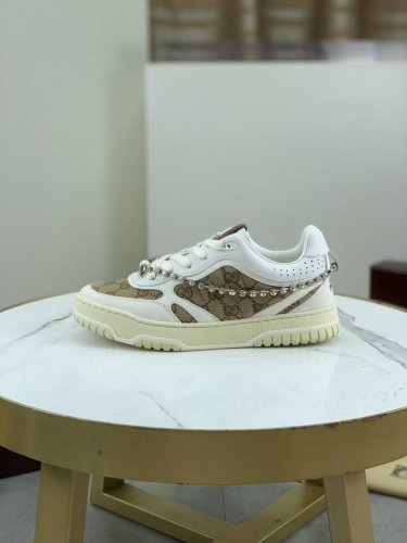 工厂价 实价 Gucci 春夏低邦走秀款休闲运动鞋，顶级版本！油边工艺一比一复刻。早春新款，打造属于完美的风格，又酷又飒 C位时髦穿搭 带复古加未来感经典鞋型，