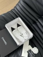 chanel 24P春夏新款珍珠凉鞋 夏天的凉鞋莫名让人感到自由 加上镶嵌了珍珠 太精致了 也太好看了吧 上脚超秀气显白！ 鞋面采用原版定制小羊皮 内里采用进口