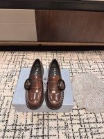 东莞代购级 全新升级版 Prada普拉达 松糕鞋 ，三角标乐福鞋，原版一比一开发， 上脚非常修饰脚型，最新系列比之前的更加好穿、更加显瘦 鞋面：进口开边珠牛皮，