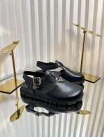 prad* A锯齿底罗马新款凉鞋 超火爆prad*普拉达2025最新春夏锯齿罗马超轻 凉鞋！复古时髦前卫的轮齿 让整双鞋轻便舒适鲜艳色彩满足不同风格时髦人士的多