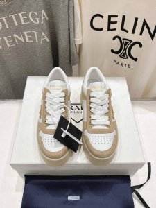 高版本出厂 prada 普拉达 25ss新款系带厚底小白鞋休闲运动鞋这款运动鞋延续经久不衰的轮廓，是新款经典单品采用小牛 精心制作， 提升格调 款式轻盈，四季皆