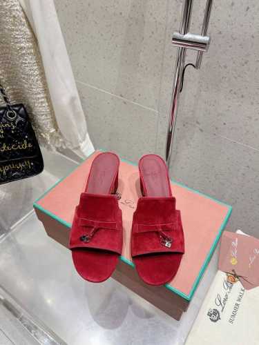 Loro Piana 25春夏Lp顶级版本英伦宝石吊坠夹脚平底拖鞋凉鞋 原来这就是传说走两万步都不会累脚的夹脚凉鞋把颜值和脚感都拿捏住了，上脚一走就会被彻底沦陷
