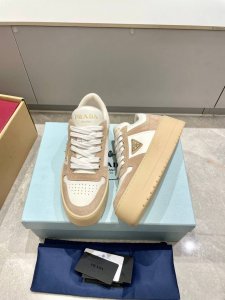 Prada 25年普拉达新款厚底鞋 好穿、百搭没得话说 鞋面甄选进口牛皮材质，内里羊皮！小个子的福音增高5cm、非常的轻和舒适 视觉感拉满上脚秒变长腿的节奏 一