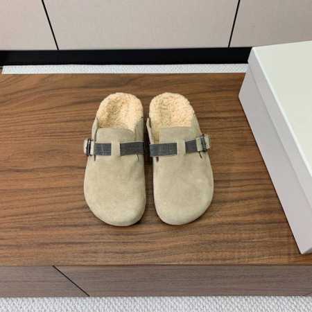 BRUNELL* CUCINELL* 羊毛里半包拖鞋。材质：牛绒鞋面 纯手工串联珠链配饰羊毛垫脚。橡胶大底。 码数：35-41 40、41定制不退换 批： - 点击图像关闭