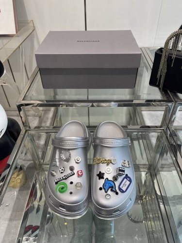 男款 巴黎世家Balenciaga 春夏最新情侣款洞洞鞋 25春季新款黑马单品,海内外时尚博主纷纷上脚大秀 火遍海内外社交平台 时尚达人必入款 各种巴家元素五金