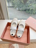 所见即所得G086Miu Miu 25Ss 春夏新款走秀Miumiu 德训 休闲鞋秀场工艺来自Miu Miu系列的细节特写 新季的潮流此刻挚爱的概念，多元对撞，