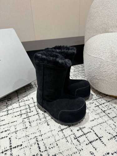 男+20 #情侣款 Balenciaga巴黎世家 24 秋冬 阿拉斯加 情侣雪地靴 中筒靴 洛杉矶大秀之后引来一波新的高潮 简直太炸了 众多明星纷纷种草 ，说是