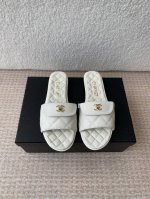 Chanel 小香 25Ss 春夏新品度假 羊皮 懒人拖 小香的一款全新设计 鞋面搭配双C五金装饰 简约百搭上脚超级美的 怎么看都超美 鞋面 采用进口羊皮 内里
