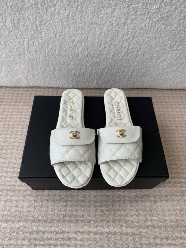 Chanel 小香 25Ss 春夏新品度假 羊皮 懒人拖 小香的一款全新设计 鞋面搭配双C五金装饰 简约百搭上脚超级美的 怎么看都超美 鞋面 采用进口羊皮 内里