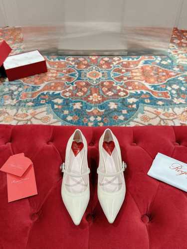 Roger Vivier Rv尖头爱心玛 丽珍凉鞋单鞋系列真正值得珍藏的一款美鞋 会让你的夏日穿搭气质翻倍哦～ 鞋面:采用进口小牛漆皮 内里:混种小羊皮 大底: