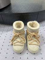 雪地靴 原版开发 ★面料 牛皮+ 羊毛皮毛一体 内里 100%羊毛 垫脚 100%羊毛 鞋底 橡胶底 优雅风格 创造不一样的感觉 跟高 2 cm 专柜包装 简约