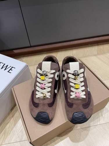 出厂 。 扣子+30 Loewe 25Fw New Arrival～罗意威2025早春新款情侣款运动鞋 Loewe这款芭蕾运动鞋超火超可爱哦！鞋面采用牛皮+布料