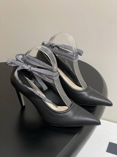 25Ss早春新款Dior迪奥D-Journey 系带高跟鞋尖头冲孔织带平底单鞋 这款D-Journey 系带高跟鞋是二零二五春夏成衣系列新品，优雅百搭。白色镂空
