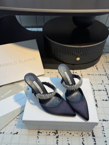 manolo Blahnik 2025夏季最新真丝施华洛世奇水钻高跟凉鞋！超精致一比一零离距打造！用最好料材打造最好鞋子！ 材料：意大利进口真面丝料 内里：顶级