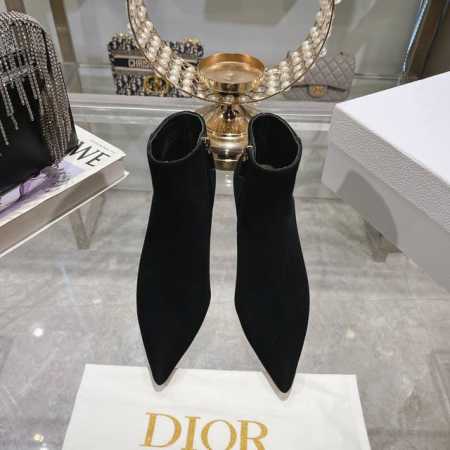 出厂 Dior.迪奥 靴子系列新款火热上场，上脚舒服，女人味十足 CD明星同款时尚尖头珍珠短靴 赋予这款鞋履舒适感与独特气质。 面料：软牛漆 羊绒 内里 垫脚： - 点击图像关闭