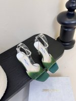 Jimmy Choo 2025春夏系列 重逢惊艳，优雅邂逅 碰撞之美即将驭梦而来 面料：高级细纹真丝缎烫钻。 内料：上等小羊皮 大底：意大利三A级牛皮底 跟高：