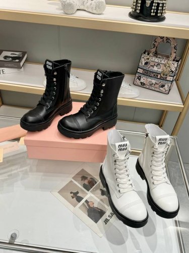 p直销 女鞋 女装 Miumiu复古机车靴系带马丁靴 Miumiu缪缪24Ss秋冬走秀款西部系列 复古机车靴系带马丁靴 今年最值得入手的靴子 靴筒宽大不管腿粗腿