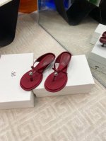 出厂360 Odtd 新品 谁懂 小猫跟金属球夹趾凉鞋简直是时髦精的出街利器 简约又不失奢华 交叉细带设计 轻松勾勒足部线条 一脚蹬的便捷 让时尚与舒适并存 鞋
