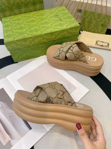 Gucci 最新款GG防水台厚底拖鞋 拉腿增高神器 原版1:1还原，所有细节 材质 舒适度 全部跟原版一样了。 面料：原版定制特殊进口布料 中底：TPU开模 大