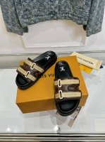 男加10Lv 路易威登 25 2025春夏新品 顶级版本 专柜主打最新款Lv 拖鞋 硬货上新 Bs代购级别！高级感十足！国内外博主刷爆的一款，复古又时髦 上脚美