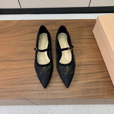 Gianvit* Ross* 蕾丝平底单鞋 本季蕾丝搭配高跟也太美了吧 若隐若现的性感 真是绝绝子 鞋面采用原版定制蕾丝 羊皮垫脚 真皮大底 码数 35-41