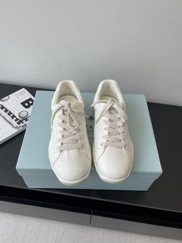 prada 普拉达 25Ss 春夏新款 德训鞋 休闲鞋 精工制造 缝线均匀 皮质质感一览无余 多色拼接 时尚大方 柔软舒适透气 鞋舌饰有经典字母Logo p家经