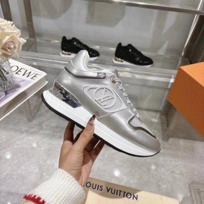 路易威登官网同步 情侣款火爆上市，这款Neo Run Away运动鞋的灵感源自跑鞋，将Lv标志性的必备鞋款融入潮流，该版本原版1：1复制，以粉色重绎Damier