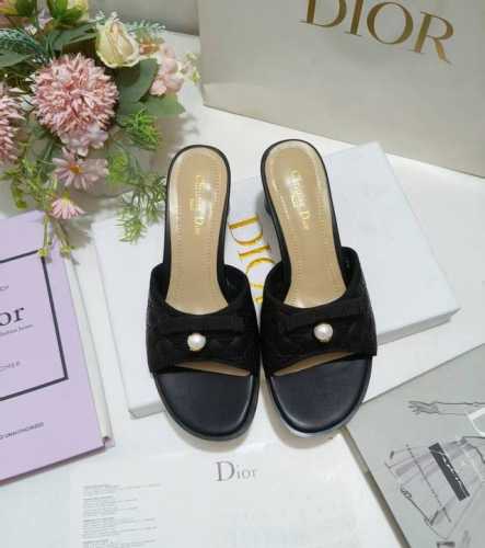 出厂价Pp皮底 ，橡胶 Dior Ballet 带跟凉拖是二零二五秋季系列新品，融入 Dior 的高订风格重新诠释经典款式。采用白色绗缝羊皮革精心制作，饰以藤格