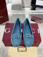Gucci 饰马衔扣女士平底芭蕾鞋 衣橱必备单品优雅焕新。这款设计以优质迷你Gg绒面材质匠心打造，巧妙融合品牌经典传承与现代精致魅力。经典马衔扣细节以闪亮的银色