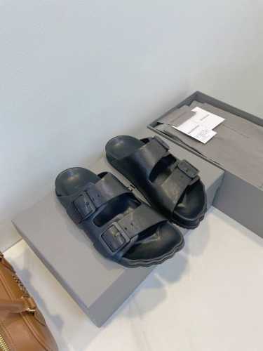 balenciaga 巴黎世家 Sunday Mule 情侣款五趾系列 夸张 暗黑设计风格 不走寻常路 demne 漏趾拖鞋 可爱又憨憨的很特别 兼顾了凹造型的