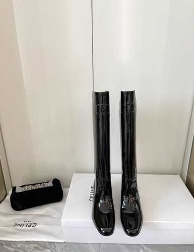 Celine 赛琳 24ss秋冬新品 复古漆皮粗跟 短靴长靴 塞琳这一季好看的款式真的是很多 比如这款军靴就很机车风 重点夸夸靴筒设计 完全不挑腿型 上脚秒变大