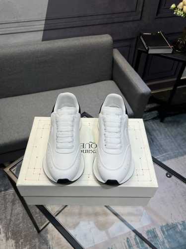 专柜最新上新 顶级高端版本alexander Mcqueen 亚历山大麦昆 最新款 阔型运动鞋小白鞋休闲鞋新色！ 后尾巴真的是太有特色太好看了，一眼爱！顶级版本