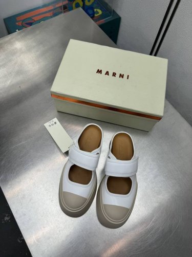 拖鞋 玛丽珍 厚底舒适 玛尼 Marni 玛丽珍拖鞋 系列厚底 玛尼 家族元素设计 烫印 Logo凉鞋 白色 小牛皮 烫金 工艺 钢印压模而成立体感十足 对标对