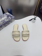 橙子出厂价p dior 迪奥春夏新款 镂空平底拖鞋 一字拖 休闲凉拖 这款D-Lane凉拖彰显经典风格 黑色牛皮革鞋面 展示镂空藤格纹图案 饰以金色饰面金属Ch