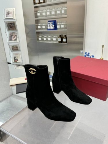 官网同步 华伦天奴』专柜最新骑士靴系列顶级秀系列秋冬主季打款 超爆级款的节奏出行必备单品！随意搭配么怎穿都好看 值得收鞋入柜的一款美鞋实超物级美 面料:原版一比