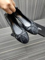 冲量价: Chane*小香经典芭蕾舞鞋 蛋卷鞋 经典圆头款 上脚超舒适，方便随身携带，超级柔软的鞋底，不管你是到外出差、工作、旅游、逛街、居家都会是你们选择的必