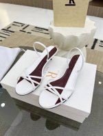 高品质出厂 The Row 新款性感细带凉鞋 细带凉鞋只服The Row 一如既往的简单，超强设计感，线条简洁流畅 虽然没有过多的元素点缀，只有两根细带支撑鞋面