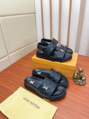 实价： 凉鞋：140 Louls Vultton 高版本路易威登～独特现代风凉鞋。 Lv专柜代购休闲拖鞋意大利进口原版品牌精选头层柔软牛皮特殊材质。柔软 拒绝脱