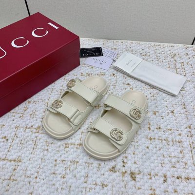 出厂 高版本 Gucci 夏季最新款凉鞋，拖鞋，沙滩鞋 百搭M多裙子 裤子，网红搭配不同颜色袜子穿也超级洋气 Gucci原版牛皮面 双G水钻Logo Tpu防滑