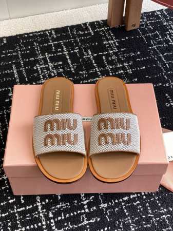 代购级350 Miu Miu 25Ss 重工编织 拖鞋 百搭时髦单品！ 集低调奢华的一字潮拖，可盐可甜！随意搭配怎么穿都好看 鞋面：手工编织鞋面 内里 垫脚：羊 - 点击图像关闭