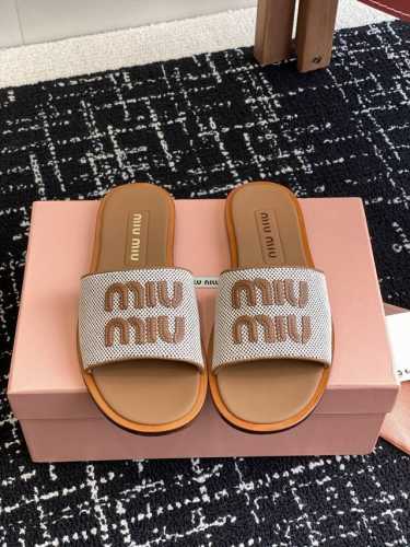 代购级350 Miu Miu 25Ss 重工编织 拖鞋 百搭时髦单品！ 集低调奢华的一字潮拖，可盐可甜！随意搭配怎么穿都好看 鞋面：手工编织鞋面 内里 垫脚：羊
