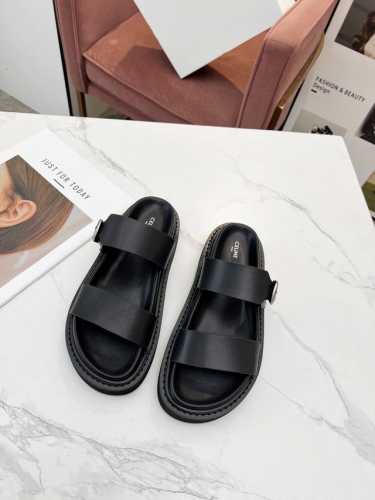 celine 赛琳 春夏新品凉鞋五金扣饰原版1:1定制鞋面采用全油边工艺，楦形流畅完美，上脚百搭舒适 颜色：黑色，白色，棕色 内里：羊皮，面料：牛皮 码数35-