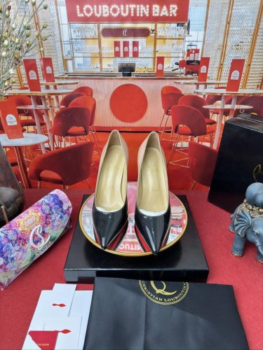 拼色漆皮单鞋 特别颜色定制款 Price： RMB 定做不退换 Size：34-44 34.40.41.42.43.44半码定做不退换 Colour：颜色多多