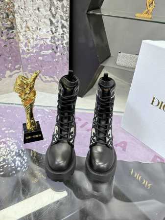 工厂价： Miss Dior 迪奥 刺绣短靴 CD 2024秋冬短靴 最新色高定D-Major全面皮压纹侧面拉链搭配上品牌logo独一无二的气质，脚感舒适。 面 - 点击图像关闭