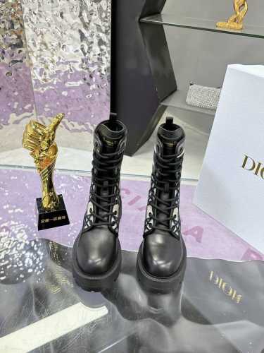 工厂价： Miss Dior 迪奥 刺绣短靴 CD 2024秋冬短靴 最新色高定D-Major全面皮压纹侧面拉链搭配上品牌logo独一无二的气质，脚感舒适。 面